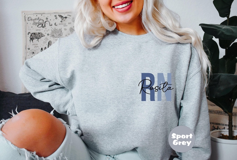 Sudadera de enfermera titulada personalizada con nombre, sudadera con capucha de bolsillo personalizada, atuendo de enfermera, ropa de agradecimiento para enfermeras, bonito regalo para enfermeras imagen 4