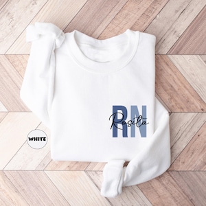 Sudadera de enfermera titulada personalizada con nombre, sudadera con capucha de bolsillo personalizada, atuendo de enfermera, ropa de agradecimiento para enfermeras, bonito regalo para enfermeras imagen 3