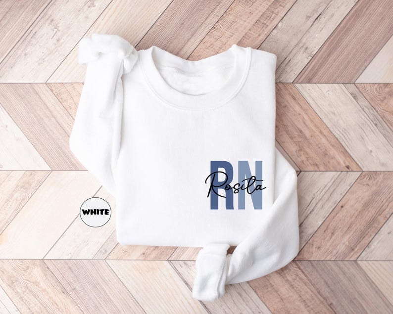 Sudadera de enfermera titulada personalizada con nombre, sudadera con capucha de bolsillo personalizada, atuendo de enfermera, ropa de agradecimiento para enfermeras, bonito regalo para enfermeras imagen 3