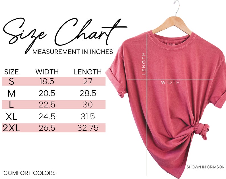 Puede incluir: Tabla de tallas para una camiseta en varios tama&ntilde;os, que muestra las medidas de ancho y largo en pulgadas. La tabla est&aacute; etiquetada como "Size Chart" y "Measurement in Inches". La camiseta se muestra en color carmes&iacute;.