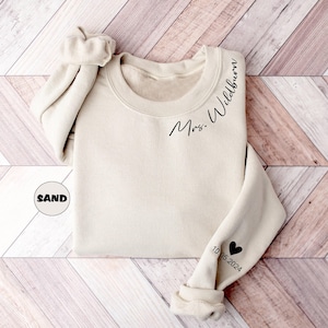 Benutzerdefinierte Frau Name Sweatshirt mit Daten auf dem Ärmel, personalisierte Zukunft Frau Hoodie, Braut Outfit, Junggesellinnenabschied Kleidung, Geburtstagsgeschenk