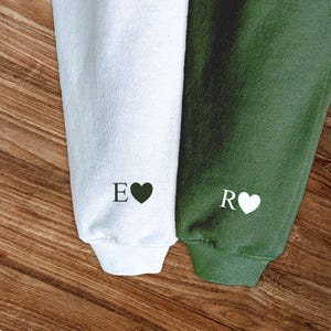 Aangepaste hoodie voor koppels, gepersonaliseerde sweater met hart op mouw, minimalistisch Valentijnsdagcadeau, bijpassende outfit voor jubileum