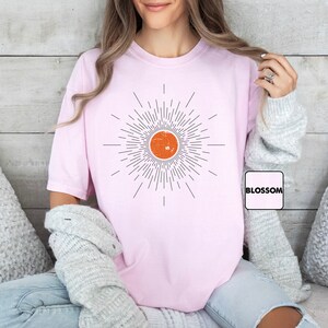Camiseta Comfort Colors® Sun, Camiseta Sunburst, Camiseta con aires veraniegos vintage, Conjunto bohemio de primavera, Ropa inspiradora, Camiseta minimalista para mujer (ideal para regalar) imagen 5