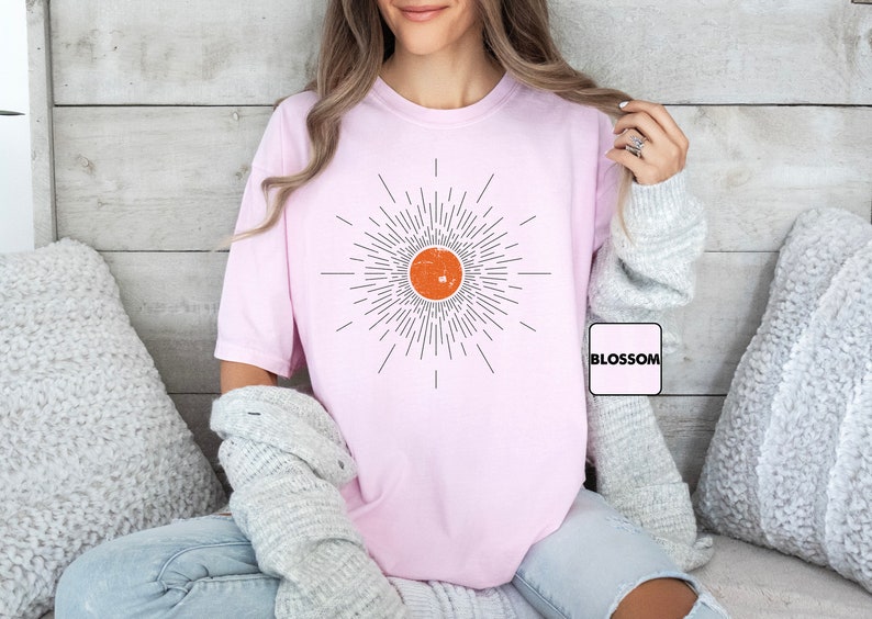 Camiseta Comfort Colors® Sun, Camiseta Sunburst, Camiseta con aires veraniegos vintage, Conjunto bohemio de primavera, Ropa inspiradora, Camiseta minimalista para mujer (ideal para regalar) imagen 5
