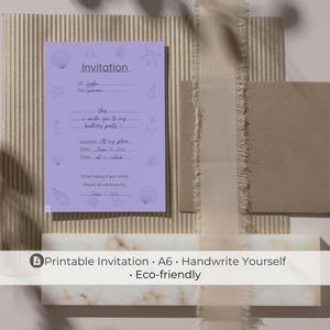 Könnte beinhalten: Eine lila Einladungskarte mit Illustrationen von Muscheln und Seesternen. Die Karte enthält Ausfüllfelder für den Namen des Empfängers, Veranstaltungsdetails und RSVP-Informationen. Ein passender Umschlag und dekorative Elemente sind ebenfalls vorhanden.