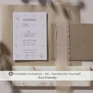 Könnte beinhalten: Eine druckbare Einladung mit Muschel-Motiv, mit dem Wort "Einladung" oben. Die Einladung enthält Zeilen für handschriftliche Details und wird von einem passenden Umschlag und Band begleitet. Der Text "Printable Invitation • A6 • Handwrite Yourself • Eco-friendly" befindet sich unten.