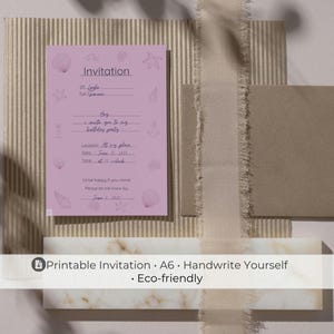 Könnte beinhalten: Eine druckbare Einladung mit rosa Hintergrund und Muschelbildern. Die Einladung enthält auszufüllende Abschnitte für den Namen des Empfängers, Veranstaltungsdetails und RSVP-Informationen. Ein passender Umschlag und ein Band sind ebenfalls enthalten.
