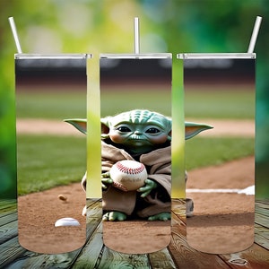 Pode incluir: Tr&ecirc;s copos de a&ccedil;o inoxid&aacute;vel com um personagem alien&iacute;gena verde segurando uma bola de beisebol em um fundo de campo de beisebol.