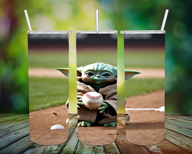 Pode incluir: Tr&ecirc;s copos de a&ccedil;o inoxid&aacute;vel com um personagem alien&iacute;gena verde segurando uma bola de beisebol em um fundo de campo de beisebol.