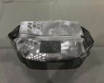 Bolsa de aseo Kryptek Typhon con un parche de regalo.