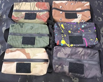 Bolsa de viaje con estampado de camuflaje de Cordura y un parche gratis. Envíame un mensaje privado y dime qué quieres. Es posible que se tarde un par de días más si el parche está grabado de forma personalizada.
