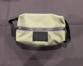Neceser verde camuflaje con parche de regalo.