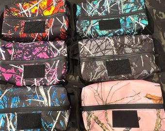 Bolsa de viaje con estampado de camuflaje y parche gratuito, fabricada en poliéster.