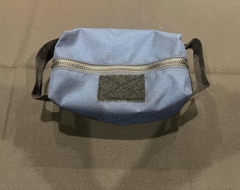 Neceser azul vaquero con parche de regalo.