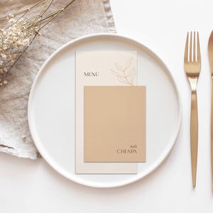 Moderne Menükarte und Namenskarte zur Hochzeit – Tischkarte Bella Italia, mit stilisiertem Olivenzweig, elegant, rustikal, beige und walnuss