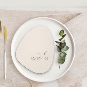 Menükarte und Namenskarte zur Hochzeit – Tischkarte Shape of Love, coole Form in Kieselstein, modern und schlicht, beige, natur