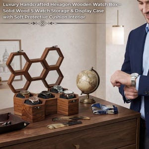 Puede incluir: Una caja de almacenamiento y exhibici&oacute;n de relojes de madera hecha a mano con una estructura hexagonal conectada, cinco compartimentos individuales con un coj&iacute;n protector suave para cada reloj y una tapa abatible con paneles de vidrio.