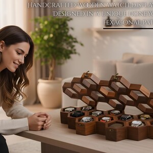 Puede incluir: Una caja de madera para guardar relojes con un patr&oacute;n hexagonal de panal y m&uacute;ltiples compartimentos. El texto en la imagen dice: HANDCRAFTED WOODEN WATCH DISPLAY BOX DESIGNED IN A UNIQUE HONEYCOMB HEXAGONAL PATTERN.