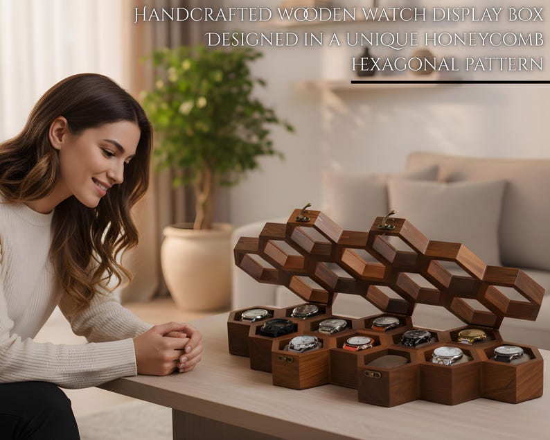 Puede incluir: Una caja de madera para guardar relojes con un patr&oacute;n hexagonal de panal y m&uacute;ltiples compartimentos. El texto en la imagen dice: HANDCRAFTED WOODEN WATCH DISPLAY BOX DESIGNED IN A UNIQUE HONEYCOMB HEXAGONAL PATTERN.