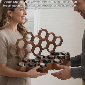 Puede incluir: Una caja hexagonal de madera para relojes con un marco en forma de panal y tapa abatible. El interior cuenta con compartimentos individuales, cada uno con un reloj sobre un coj&iacute;n de espuma. Incluye herrajes de lat&oacute;n y un panel superior transparente.
