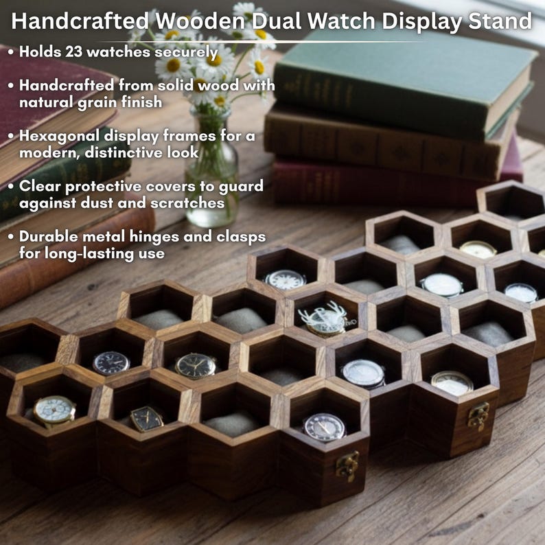 Puede incluir: Un expositor de relojes doble de madera hecho a mano con un dise&ntilde;o de panal de marcos hexagonales. La estructura de madera marr&oacute;n incluye bisagras y cierres met&aacute;licos, con m&uacute;ltiples compartimentos que sostienen varios relojes.
