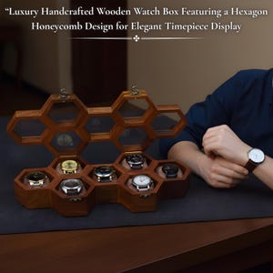 Puede incluir: Una caja de madera para relojes con dise&ntilde;o hexagonal de panal, con tapa abatible y seis compartimentos individuales, cada uno con un reloj de pulsera. El texto dice: Luxury Handcrafted Wooden Watch Box Featuring a Hexagon Honeycomb Design for Elegant Timepiece Display.