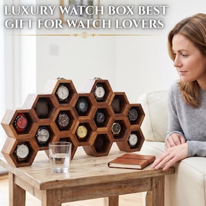 Puede incluir: Una caja de madera para relojes con estructura de panal que presenta m&uacute;ltiples compartimentos hexagonales. Varios relojes de pulsera se muestran dentro de los espacios. El texto LUXURY WATCH BOX BEST GIFT FOR WATCH LOVERS es visible.