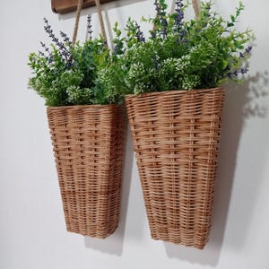 茶色のドアバスケット l 素朴なスタイルの籐バスケット | 花用のハンギングバスケット | ナチュラルカラーのバスケット | 台形ドアバスケット