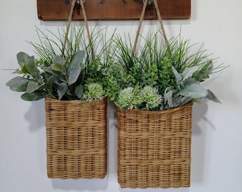 Light brown door basket l Wicker basket in rustik style l A basket of natural color l Hanging basket for flowers