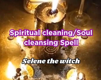 Puede incluir: Una vela encendida con una base cilíndrica oscura es el punto focal, rodeada de velas más pequeñas y un vaso. El texto "Spiritual cleaning/Soul cleansing Spell" y "Selene the witch" son visibles.