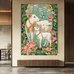 Puede incluir: Impresi&oacute;n art&iacute;stica digital que presenta dos vacas blancas adornadas con joyas de oro, sobre un fondo turquesa con flores rosas y un colibr&iacute;. La obra de arte tiene un estilo ilustrativo detallado, que evoca serenidad y belleza.