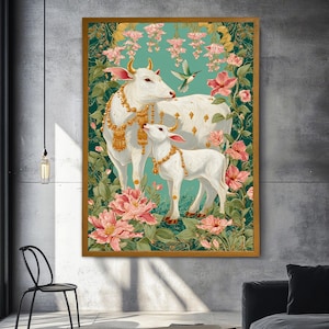 Puede incluir: Una impresi&oacute;n art&iacute;stica enmarcada que presenta dos vacas blancas adornadas con joyas de oro, rodeadas de flores rosas y exuberante follaje verde. Un colibr&iacute; revolotea cerca. La obra de arte tiene un fondo turquesa y un marco dorado.