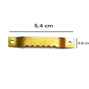 K&ouml;nnte beinhalten: Ein goldfarbener Bilderaufh&auml;nger aus Metall mit einer gezackten Kante. Der Haken ist 5,4 cm lang und 0,9 cm breit.