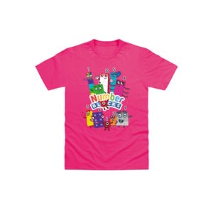 Puede incluir: Una camiseta de manga corta de color rosa brillante con un estampado gráfico colorido de los personajes de Numberblocks y el texto "Numberblocks" en el centro. El diseño incluye varias figuras de bloques numerados.