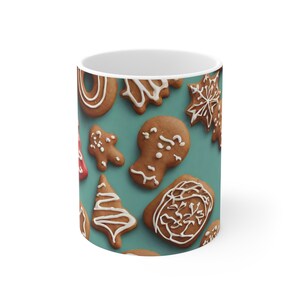 Gingerbread koekjes op een koffiemok. 3D koekjes of een mok.