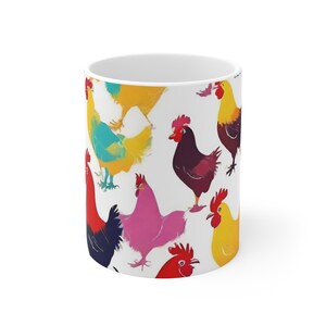 Poulets et coqs sur une tasse à café. Volaille colorée sur tasse.