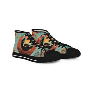 Könnte beinhalten: Ein Paar schwarze High-Top-Canvas-Schuhe mit einem farbenfrohen Retro-Design, das einen großen orangefarbenen Kreis mit einer blauen und gelben Grafik im Inneren zeigt. Die Schuhe haben weiße Schnürsenkel und einen weißen Streifen um die Sohle.