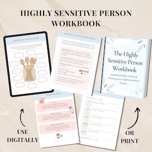 Op de afbeelding: Een werkboek getiteld "The Highly Sensitive Person Workbook" met de ondertitel "Understanding, Coping & Thriving as a Highly Sensitive Person". De afbeelding toont pagina's met tekst en illustraties, waaronder een digitale tablet en afdrukopties.