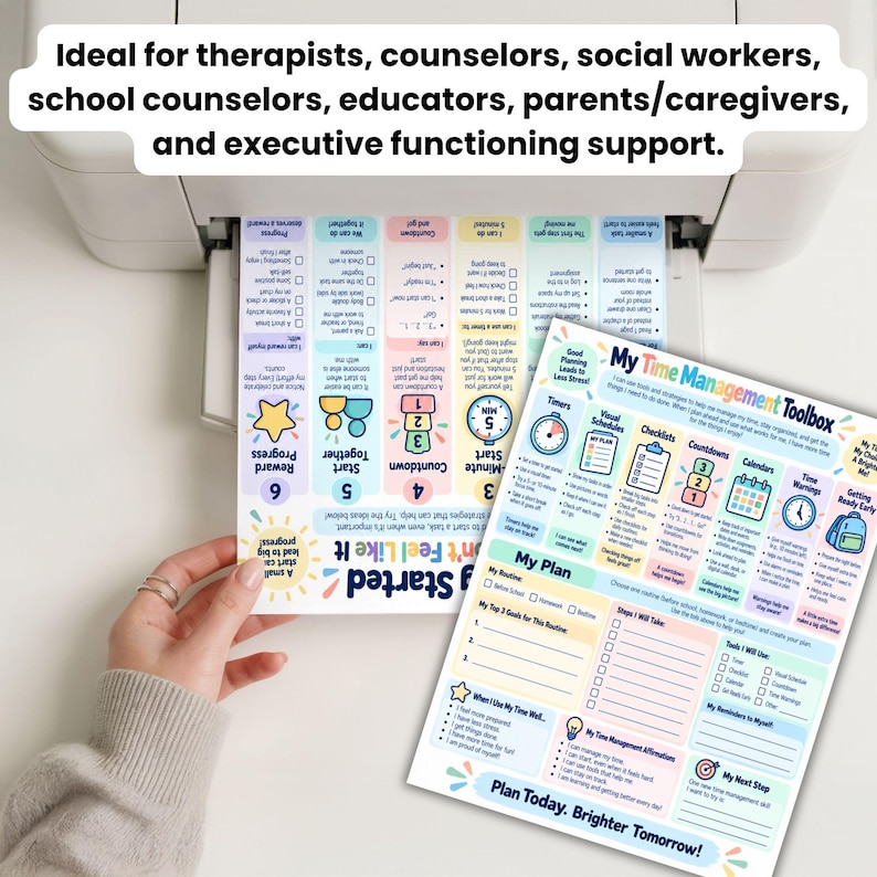Op de afbeelding: Twee bedrukte vellen papier met een tijdmanagement-toolbox en een handleiding om aan de slag te gaan. De documenten bevatten kleurrijke grafieken, checklists en tekstsecties voor planning, doelstellingen en dagelijkse routines.