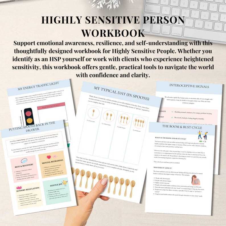 Op de afbeelding: Een werkboek getiteld "HIGHLY SENSITIVE PERSON WORKBOOK" met verschillende open pagina's. De pagina's bevatten tekst en afbeeldingen, waaronder een verkeerslicht, lepels en diagrammen. Het werkboek is ontworpen om emotioneel bewustzijn en zelfbegrip te ondersteunen.
