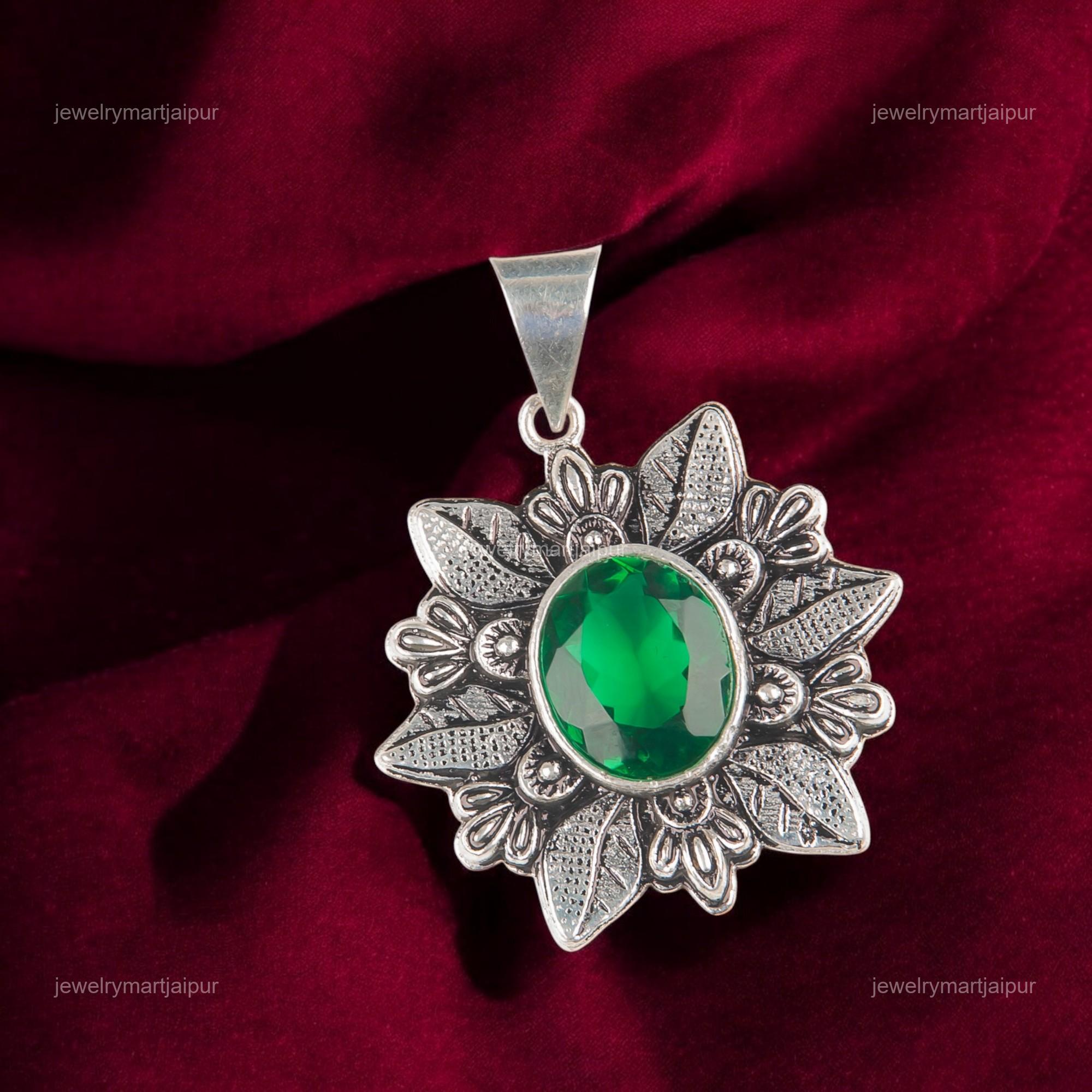 ハンドメイドスターリングシルバーグリーンエメラルドペンダント、花柄