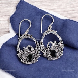 Örhängen i svart onyx med svan: Dinglade smycken i sterlingsilver