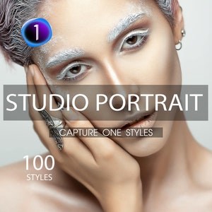 以下が含まれることがあります： 白いメイクと銀色のアクセサリーをした人物の顔のクローズアップ。テキスト「STUDIO PORTRAIT」と「CAPTURE ONE STYLES」が表示されています。テキストの下に「100」という数字があり、その下に「STYLES」という単語があります。
