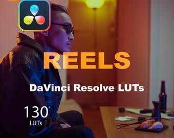 Puede incluir: Un hombre con gafas de sol se sienta en una habitación tenue con una mesa frente a él. El texto "REELS DaVinci Resolve LUTs 130 LUTs" se muestra en la imagen. La imagen está en un esquema de color neón con tonos rosas, azules y amarillos.