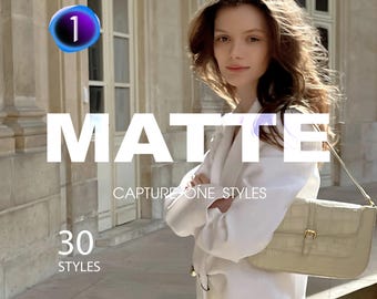 Puede incluir: Una mujer con un blazer blanco y un bolso de mano beige claro. El texto "MATTE" se muestra en letras blancas grandes sobre el texto "CAPTURE ONE STYLES". El número "30" se muestra debajo del texto "STYLES".