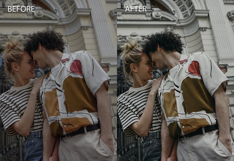 Puede incluir: Una pareja est&aacute; de pie cerca uno del otro, mir&aacute;ndose y sonriendo. La mujer lleva una camisa a rayas y pantalones vaqueros, mientras que el hombre lleva una camisa estampada y pantalones beige. Est&aacute;n de pie frente a un edificio con un arco ornamentado.