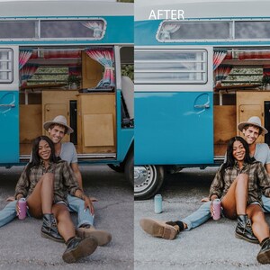 Puede incluir: Una pareja se sienta frente a una camioneta vintage azul con las puertas abiertas. La mujer lleva una camisa a cuadros y jeans, y el hombre lleva una camisa gris y jeans. Ambos sostienen latas de refresco.