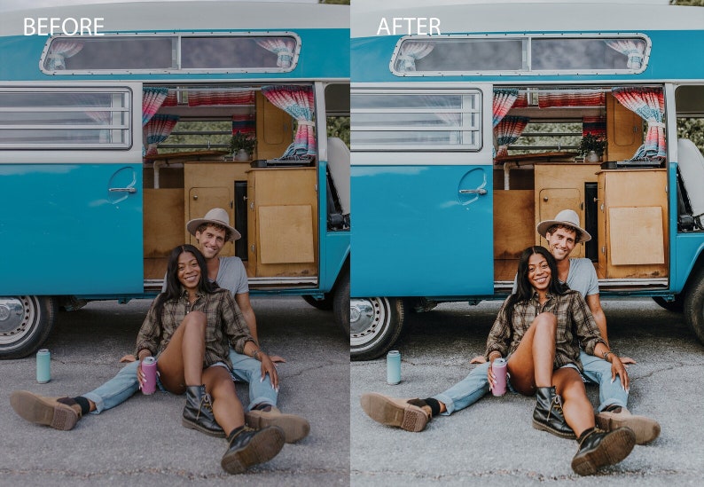 Puede incluir: Una pareja se sienta frente a una camioneta vintage azul con las puertas abiertas. La mujer lleva una camisa a cuadros y jeans, y el hombre lleva una camisa gris y jeans. Ambos sostienen latas de refresco.