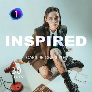 Puede incluir: Una mujer con un blazer marrón, medias de rejilla negras y botas negras posa para una foto. El texto "INSPIRED" está escrito en letras blancas en la parte superior de la imagen. El texto "CAPTURE ONE STYLES" está escrito en letras blancas debajo de la mujer. El texto "30 STYLES" está escrito en letras blancas en una lámpara roja.