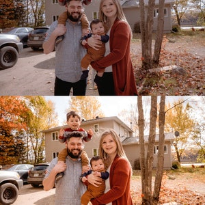 Puede incluir: Una familia de cuatro personas de pie frente a una casa con follaje de oto&ntilde;o. Los padres llevan su&eacute;teres rojos y los dos ni&ntilde;os llevan camisas azules. La familia sonr&iacute;e y mira a la c&aacute;mara.